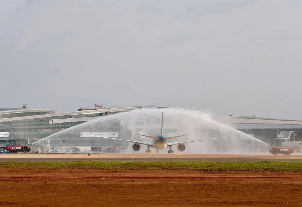 Vietnam Airlines completes test flight at Long Thanh airport